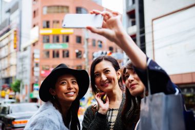 Grup Japon kadın Tokyo'da, vakit alışveriş yapma 