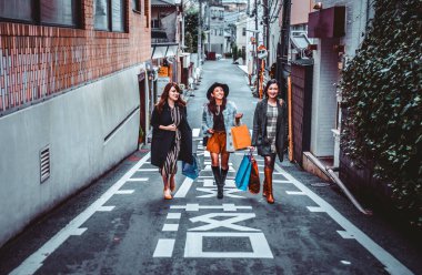 Grup Japon kadın Tokyo'da, vakit alışveriş yapma 