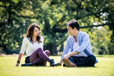 Orta yaş çift zaman birlikte Tokyo'da bir güneşli aut üzerinde harcama.