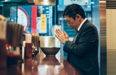 Üst düzey iş adam anlar Tokyo sokaklarında