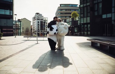 Panda ve ayıcık şehir etrafında eğleniyor