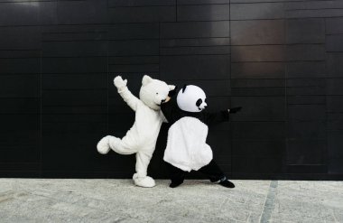 Panda ve ayıcık şehir etrafında eğleniyor