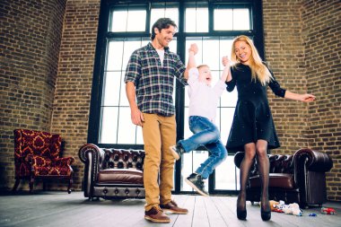 Aile ev portresi. Anne ve oğul birlikte vakit