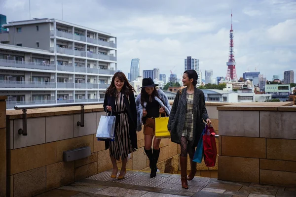 Grupp av japanska kvinnor tillbringa tid i Tokyo, att göra shopping — Stockfoto