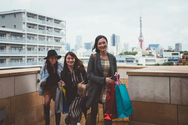 Grupo de mujeres japonesas que pasan tiempo en Tokio, haciendo compras — Foto de Stock