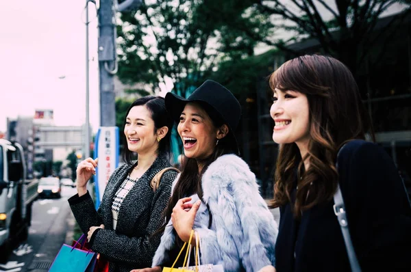 Grupa japońskich kobiet spędzać czas w Tokio, Dokonywanie zakupów — Zdjęcie stockowe