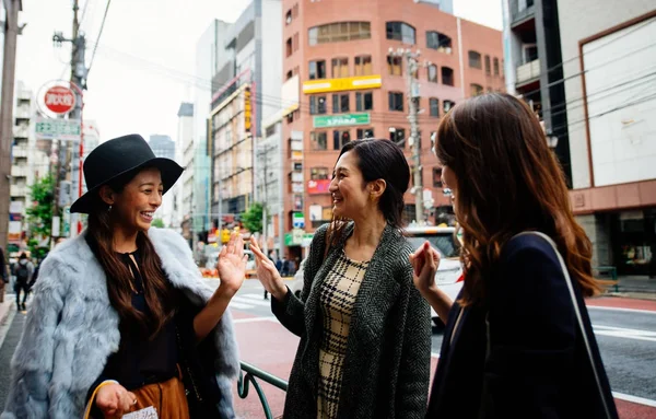 Grupa japońskich kobiet spędzać czas w Tokio, Dokonywanie zakupów — Zdjęcie stockowe