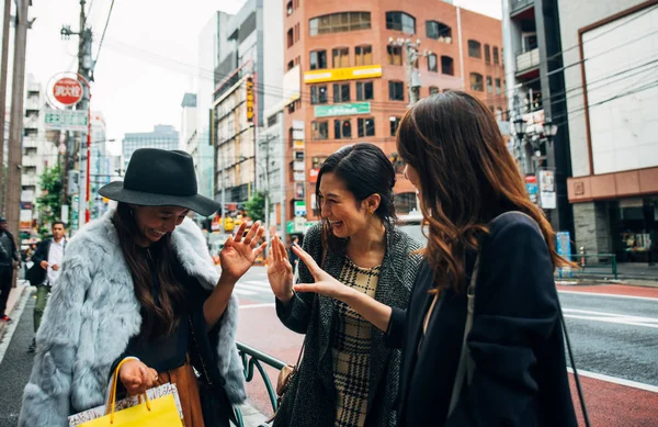 Un grup de femei japoneze petrec timp în Tokyo, făcând cumpărături — Fotografie, imagine de stoc