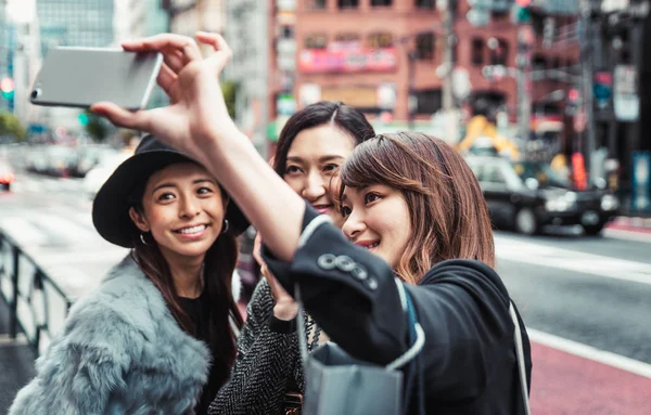 Grupo de mujeres japonesas que pasan tiempo en Tokio, haciendo compras — Foto de Stock