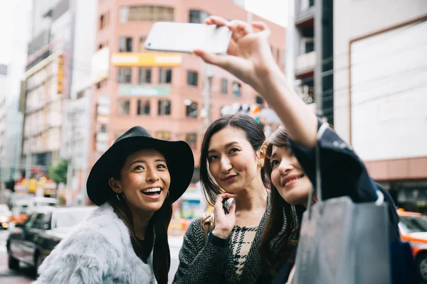 Group of japanese women spending time in Tokyo, making shopping — Stock Photo, Image