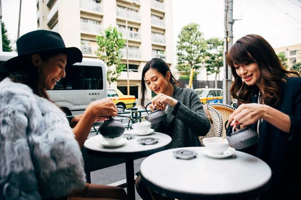 Grupo de mulheres japonesas passar o tempo em Tóquio — Fotografia de Stock