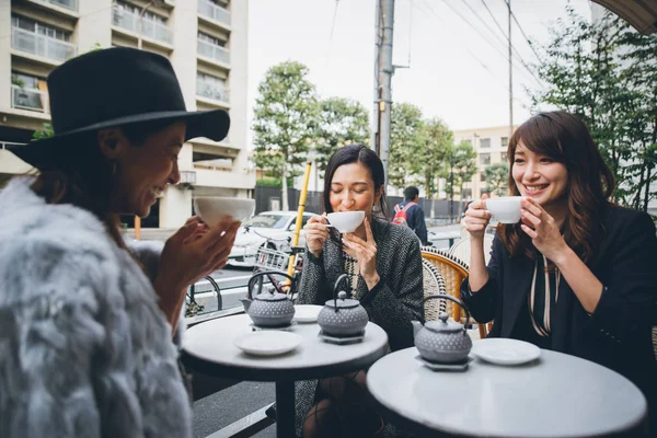 Grupul de femei japoneze petrec timp în Tokyo, având un spirit de ceai — Fotografie, imagine de stoc
