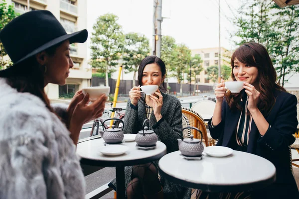 Gruppe japanischer Frauen verbringt Zeit in Tokio — Stockfoto