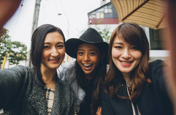 Skupina japonských žen, které tráví čas v Tokiu — Stock fotografie