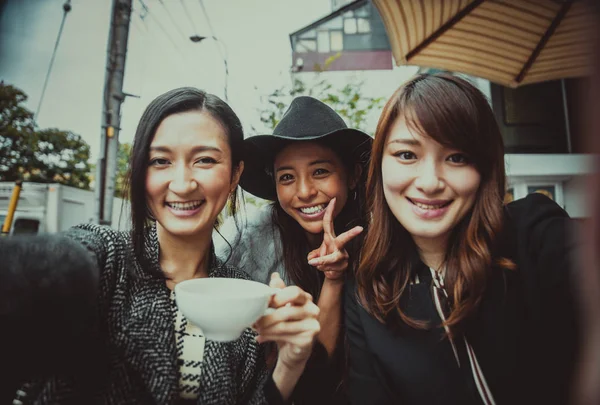 Group of japanese women spending time in Tokyo — Stock Photo, Image