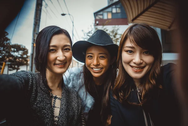 Skupina japonských žen, které tráví čas v Tokiu — Stock fotografie