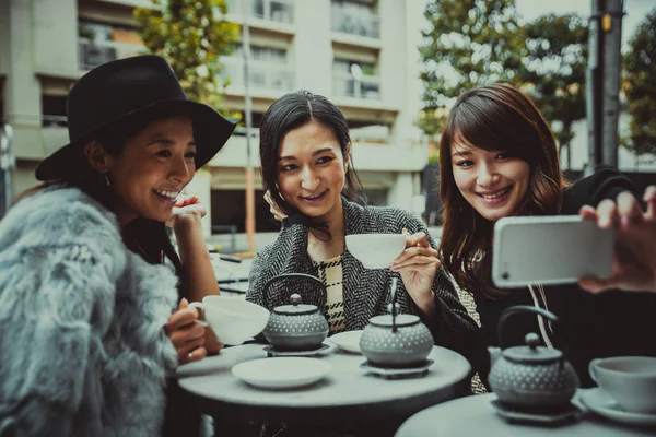 Ομάδα Ιαπωνικά γυναίκες αφιερώνουν χρόνο στο Τόκιο — Φωτογραφία Αρχείου