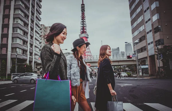 Grupo de mulheres japonesas passando tempo em Tóquio, fazendo compras — Fotografia de Stock