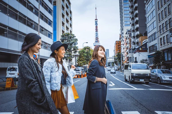 Grupo de mujeres japonesas que pasan tiempo en Tokio, haciendo compras — Foto de Stock