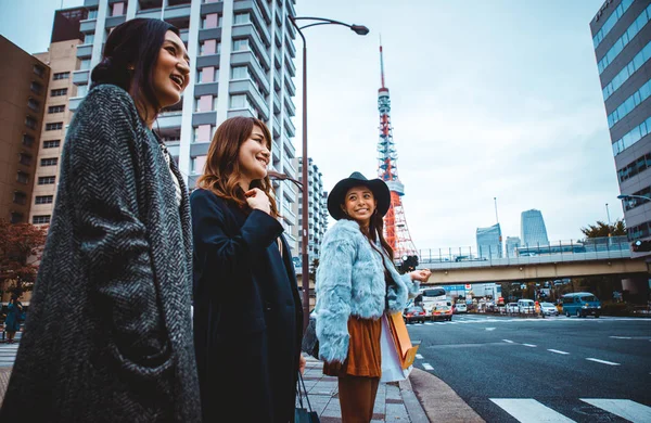 Skupina japonských žen tráví čas v Tokiu, takže nakupování — Stock fotografie