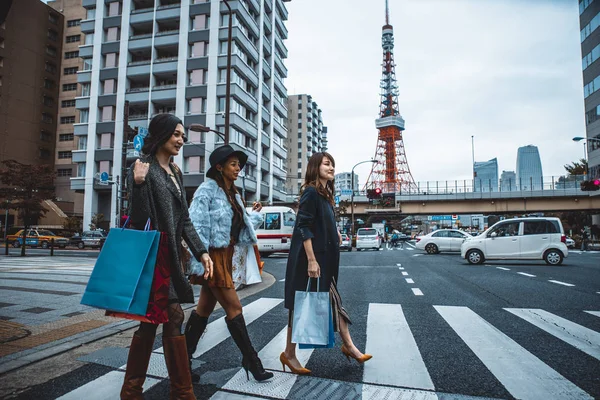 Grupp av japanska kvinnor tillbringa tid i Tokyo, att göra shopping — Stockfoto