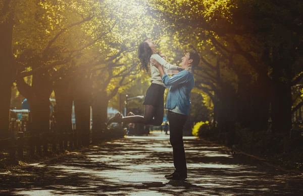 Pareja de mediana edad pasando tiempo juntos en Tokio en un aut soleado — Foto de Stock