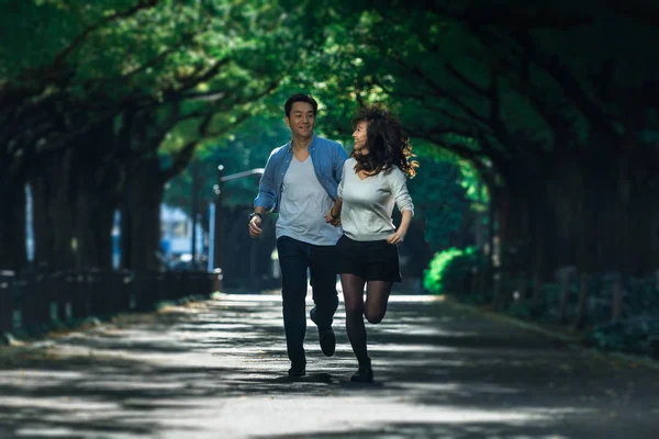 Middle age couple spending time together in Tokyo on a sunny aut — Stock Photo, Image