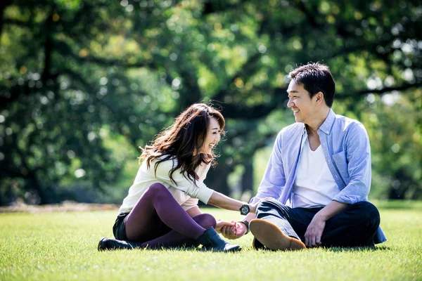 Middle age couple spending time together in Tokyo on a sunny aut — Stock Photo, Image