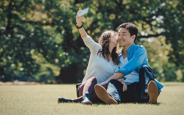 Middle age couple spending time together in Tokyo on a sunny aut — Stock Photo, Image