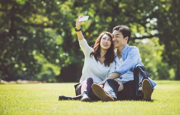 Pareja de mediana edad pasando tiempo juntos en Tokio en un aut soleado — Foto de Stock