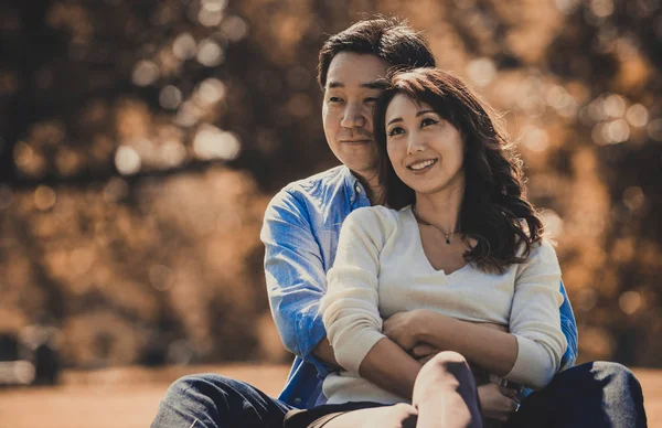 Paar mittleren Alters verbringt Zeit zusammen in Tokio an einem sonnigen Ort — Stockfoto