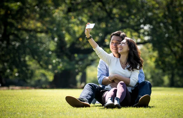 Пара средних лет проводит время вместе в Токио на солнечном ауте — стоковое фото