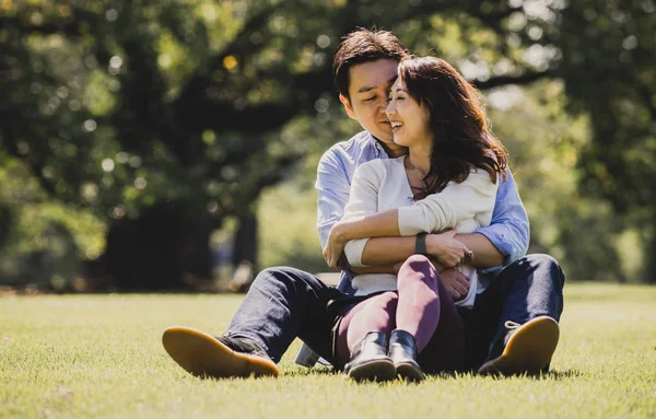 Pareja de mediana edad pasando tiempo juntos en Tokio en un aut soleado — Foto de Stock