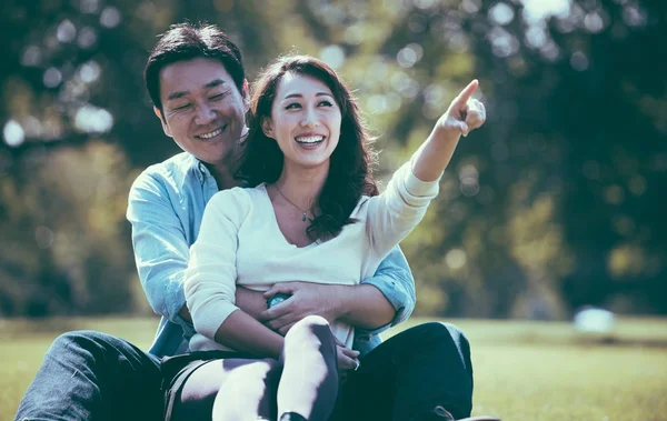 Середній вік пара витрачати час разом в Токіо на Сонячний aut — стокове фото