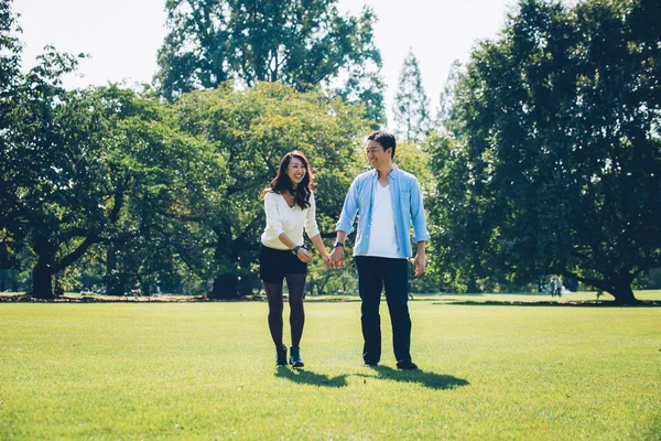 Paar mittleren Alters verbringt Zeit zusammen in Tokio an einem sonnigen Ort — Stockfoto