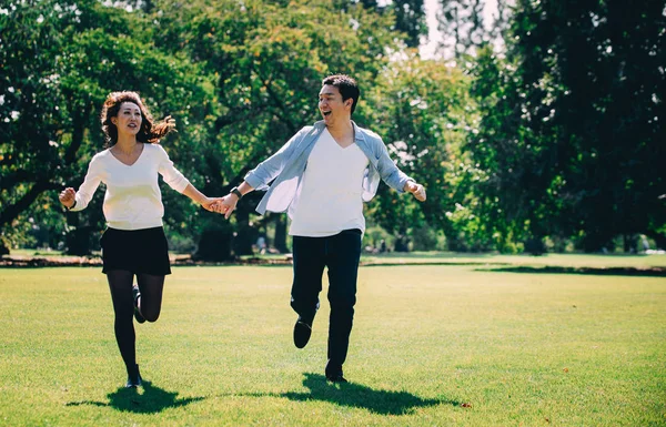 Pareja de mediana edad pasando tiempo juntos en Tokio en un aut soleado — Foto de Stock