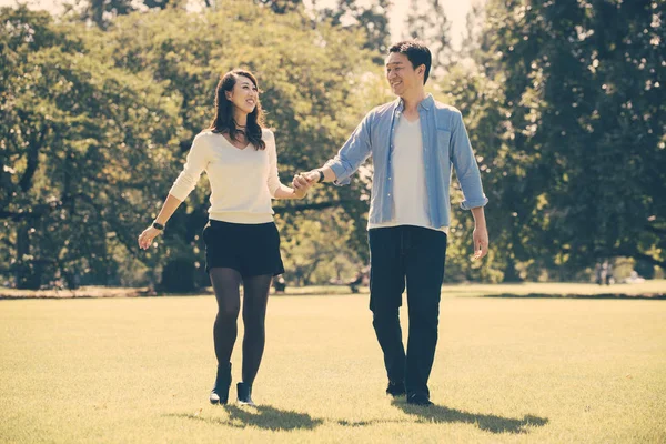 Middle age couple spending time together in Tokyo on a sunny aut — Stock Photo, Image