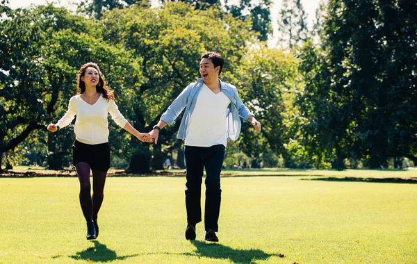 Middle age couple spending time together in Tokyo on a sunny aut — Stock Photo, Image