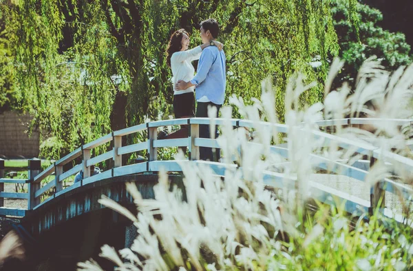 Pareja de mediana edad pasando tiempo juntos en Tokio en un aut soleado — Foto de Stock