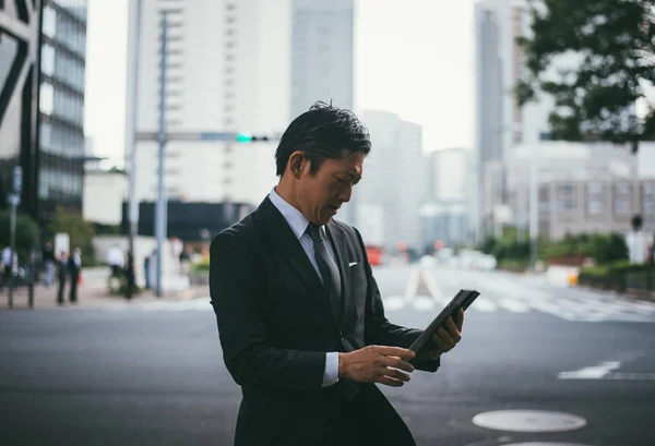 Senior business man moments on the streets of Tokyo — Stock Photo, Image