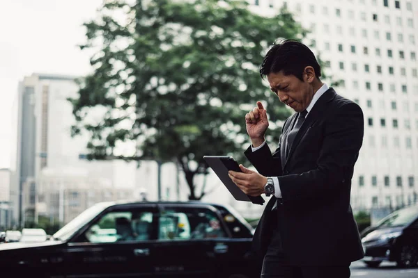 Senior business man moments on the streets of Tokyo — Stock Photo, Image