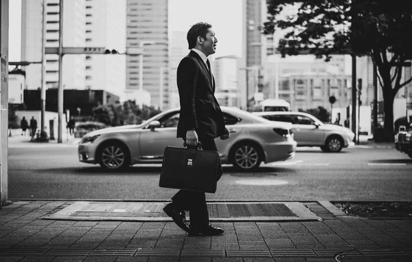 Senior om de afaceri momente pe străzile din Tokyo — Fotografie, imagine de stoc