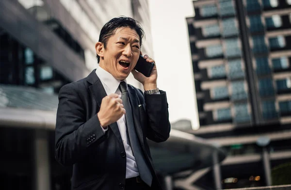 Momentos de hombre de negocios senior en las calles de Tokio — Foto de Stock