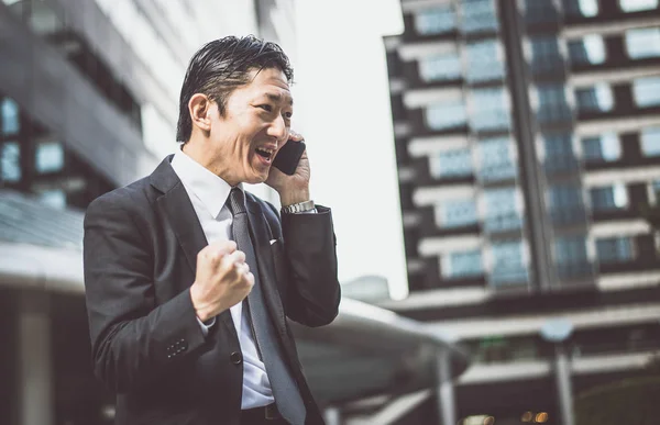 東京の路上でシニア ビジネス人の時 — ストック写真