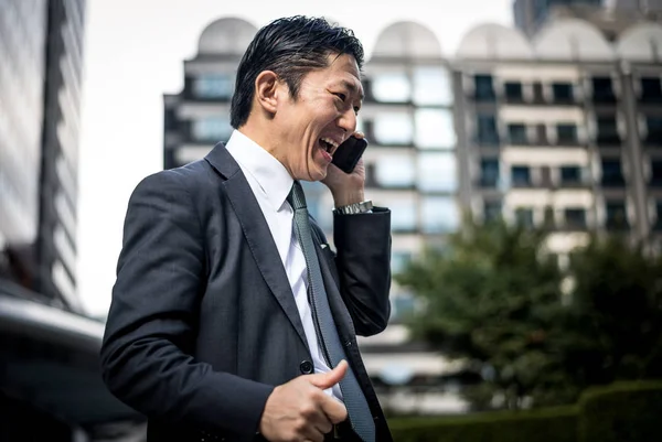 Senior business man moments on the streets of Tokyo — Stock Photo, Image