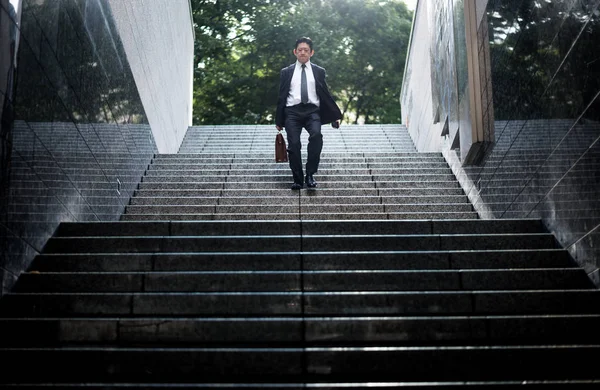 Senior Business Man Momente auf den Straßen von Tokio — Stockfoto