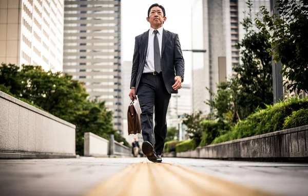 Momenti da uomo d'affari senior per le strade di Tokyo — Foto Stock