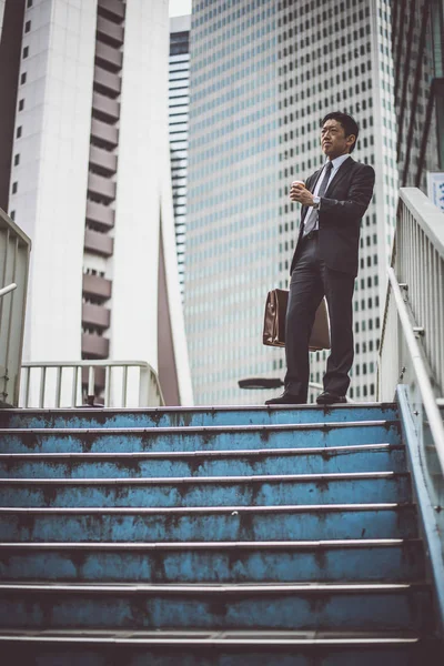 Momentos de hombre de negocios senior en las calles de Tokio — Foto de Stock