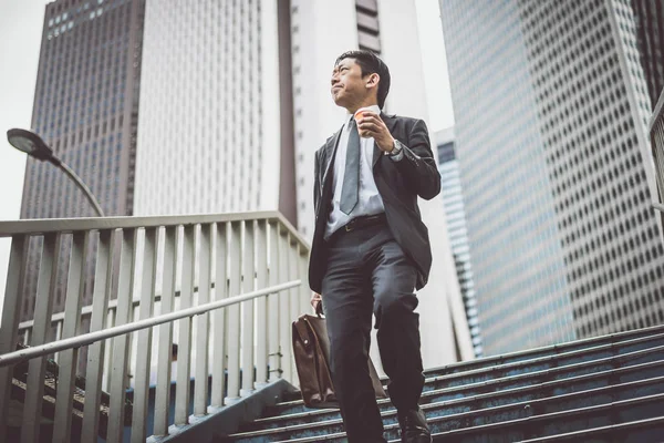 수석 비즈니스 남자 순간 도쿄의 거리에 — 스톡 사진