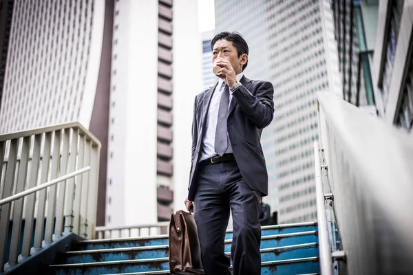 Momentos de empresário sênior nas ruas de Tóquio — Fotografia de Stock